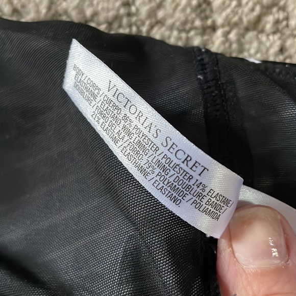 Victoria Sport Strappy Back Stripe Bra - Picture 8 of 10